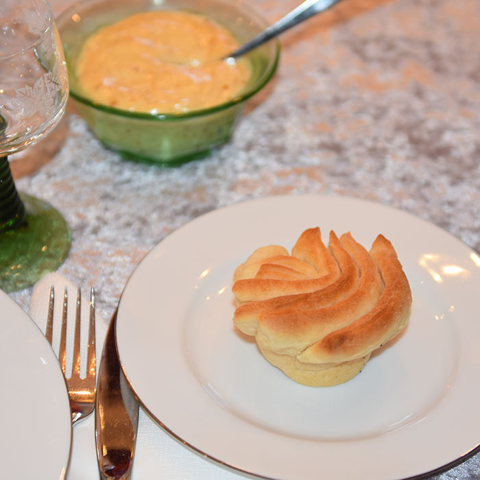 Myke Kuvertbrød stekt i muffinsformer Ingredienser: 50 g Smør 2 ½ dl Melk 25 g Gjær 1 ts Salt 2 ts Sukker 7-8 dl Hvetemel 50 g Smør til (pensling)