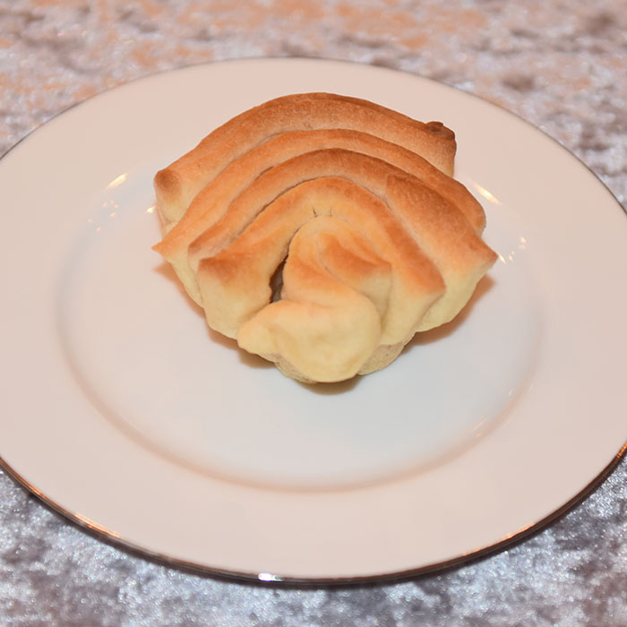 Myke Kuvertbrød stekt i muffinsformer Ingredienser: 50 g Smør 2 ½ dl Melk 25 g Gjær 1 ts Salt 2 ts Sukker 7-8 dl Hvetemel 50 g Smør til (pensling)