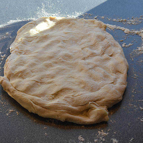 Myke Kuvertbrød stekt i muffinsformer Ingredienser: 50 g Smør 2 ½ dl Melk 25 g Gjær 1 ts Salt 2 ts Sukker 7-8 dl Hvetemel 50 g Smør til (pensling)