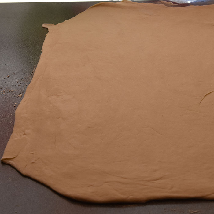 Myke Kuvertbrød stekt i muffinsformer Ingredienser: 50 g Smør 2 ½ dl Melk 25 g Gjær 1 ts Salt 2 ts Sukker 7-8 dl Hvetemel 50 g Smør til (pensling)