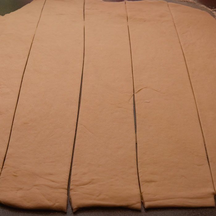 Myke Kuvertbrød stekt i muffinsformer Ingredienser: 50 g Smør 2 ½ dl Melk 25 g Gjær 1 ts Salt 2 ts Sukker 7-8 dl Hvetemel 50 g Smør til (pensling)