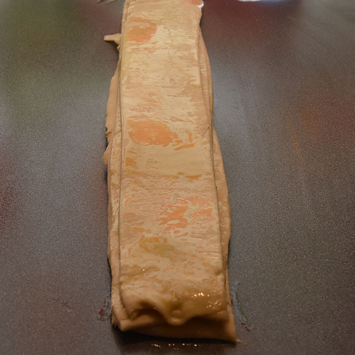 Myke Kuvertbrød stekt i muffinsformer Ingredienser: 50 g Smør 2 ½ dl Melk 25 g Gjær 1 ts Salt 2 ts Sukker 7-8 dl Hvetemel 50 g Smør til (pensling)