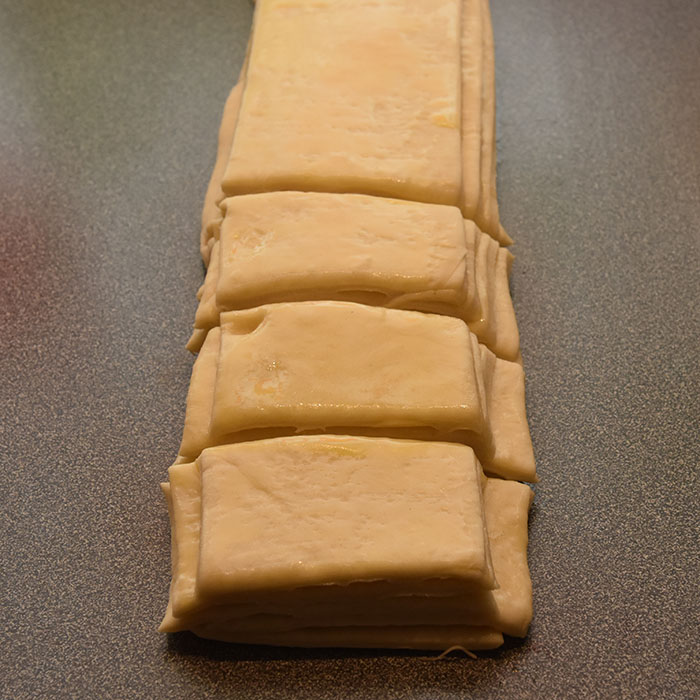 Myke Kuvertbrød stekt i muffinsformer Ingredienser: 50 g Smør 2 ½ dl Melk 25 g Gjær 1 ts Salt 2 ts Sukker 7-8 dl Hvetemel 50 g Smør til (pensling)