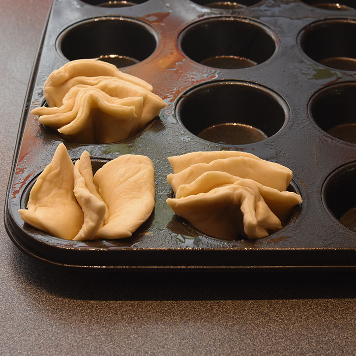 Myke Kuvertbrød stekt i muffinsformer Ingredienser: 50 g Smør 2 ½ dl Melk 25 g Gjær 1 ts Salt 2 ts Sukker 7-8 dl Hvetemel 50 g Smør til (pensling)