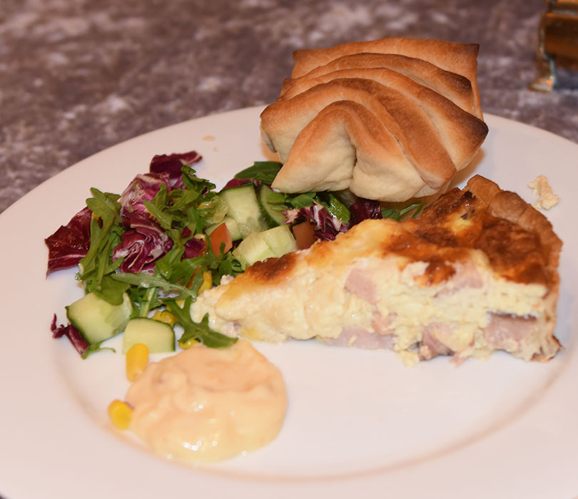 Ost- og skinkepai Ingredienser: Bunn: 3 dl Hvetemel 100 g Smør 2-4 ss Kaldt vann Fyll: 4 Egg 3 dl Melk 1 ts Salt 1 krm Pepper 150 g Skinke 100 g Ost (revet) 1 Mozzarella (i biter) 2 ss Parmesan