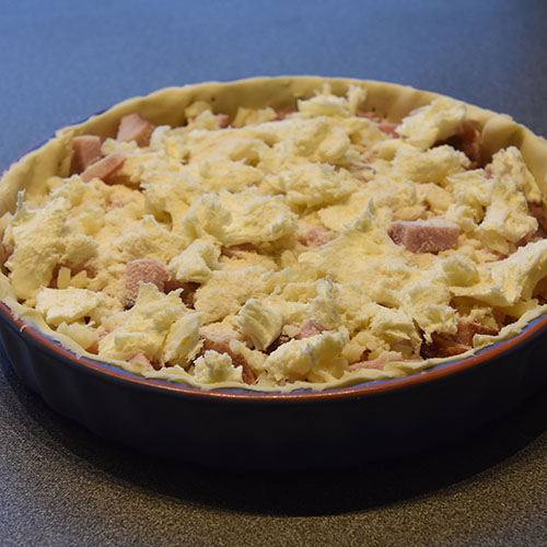 Ost- og skinkepai Ingredienser: Bunn: 3 dl Hvetemel 100 g Smør 2-4 ss Kaldt vann Fyll: 4 Egg 3 dl Melk 1 ts Salt 1 krm Pepper 150 g Skinke 100 g Ost (revet) 1 Mozzarella (i biter) 2 ss Parmesan