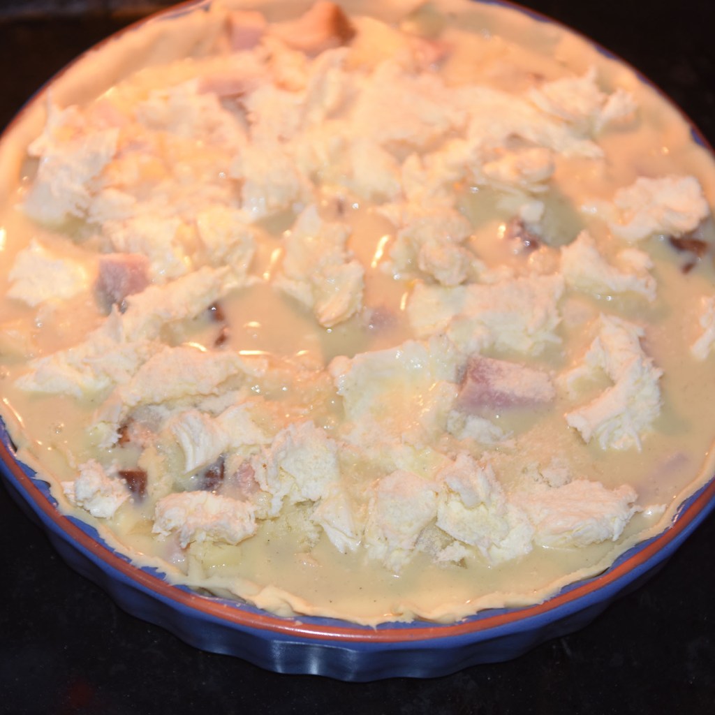 Ost- og skinkepai Ingredienser: Bunn: 3 dl Hvetemel 100 g Smør 2-4 ss Kaldt vann Fyll: 4 Egg 3 dl Melk 1 ts Salt 1 krm Pepper 150 g Skinke 100 g Ost (revet) 1 Mozzarella (i biter) 2 ss Parmesan