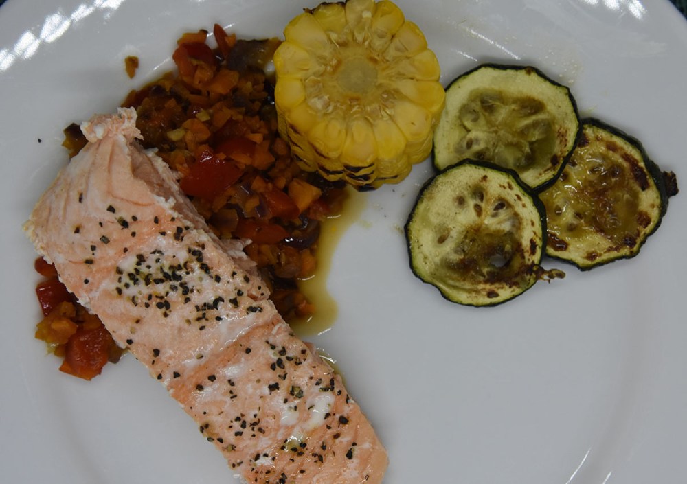 Ovnsbakt laks med mais, squash og saus Ingredienser: 4 Laksebiter (á 100 g) 1 ss Olje ½ Sitron (saft) 2 Maiskolber ½ Squash Salt, pepper Paprikakompott: ½ Rødløk ½ Paprika (rød) 1 Gulrot (middels) 1 fedd Hvitløk 2 ss Smør 1 dl Vann 1 terning Fiskebuljong (eller grønnsaksbulijong) DillSaus: 1 ½ dl Kremfløte 70 g Smør ½ -1 Sitron (saft) 4 ss Dill Salt og pepper
