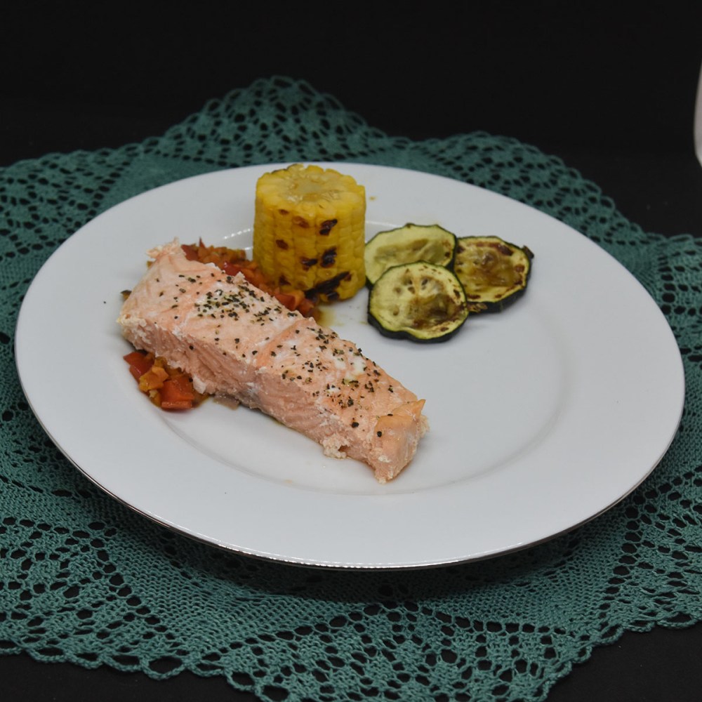 Ovnsbakt laks med mais, squash og saus Ingredienser: 4 Laksebiter (á 100 g) 1 ss Olje ½ Sitron (saft) 2 Maiskolber ½ Squash Salt, pepper Paprikakompott: ½ Rødløk ½ Paprika (rød) 1 Gulrot (middels) 1 fedd Hvitløk 2 ss Smør 1 dl Vann 1 terning Fiskebuljong (eller grønnsaksbulijong) DillSaus: 1 ½ dl Kremfløte 70 g Smør ½ -1 Sitron (saft) 4 ss Dill Salt og pepper
