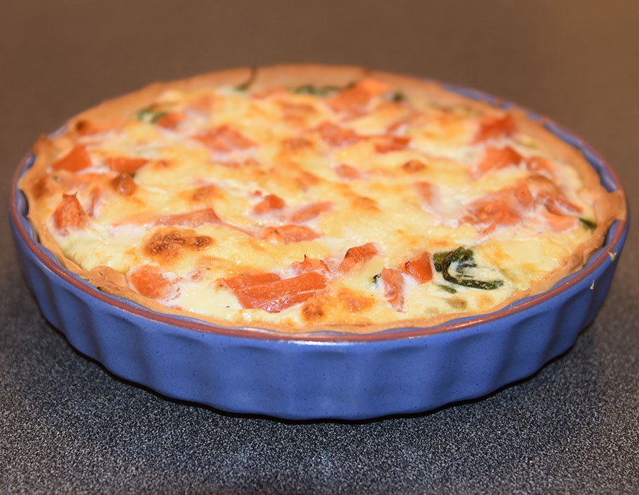 Pai med spinat, tomat, squach og mozarella Ingredienser: Bunn: 3 dl Hvetemel 100 g Smør 2-4 ss Kaldt vann Fyll: 4 Egg 3 dl Melk 1 ts Salt 1 krm Pepper 1 klype Muskatnøtt (revet) - valgfritt 1 pk Babyspinat ½ Løk (liten) ½ Squash 2 Tomater 1 pk Mozzarella 2 ss Parmesan (revet) 75 g Ost (revet)