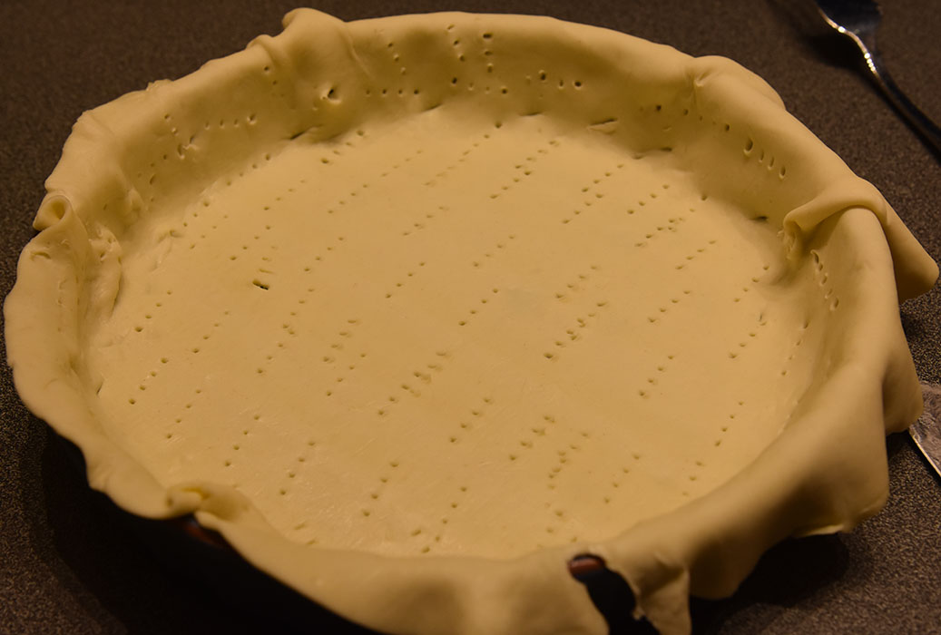 Pai med spinat, tomat, squach og mozarella Ingredienser: Bunn: 3 dl Hvetemel 100 g Smør 2-4 ss Kaldt vann Fyll: 4 Egg 3 dl Melk 1 ts Salt 1 krm Pepper 1 klype Muskatnøtt (revet) - valgfritt 1 pk Babyspinat ½ Løk (liten) ½ Squash 2 Tomater 1 pk Mozzarella 2 ss Parmesan (revet) 75 g Ost (revet)