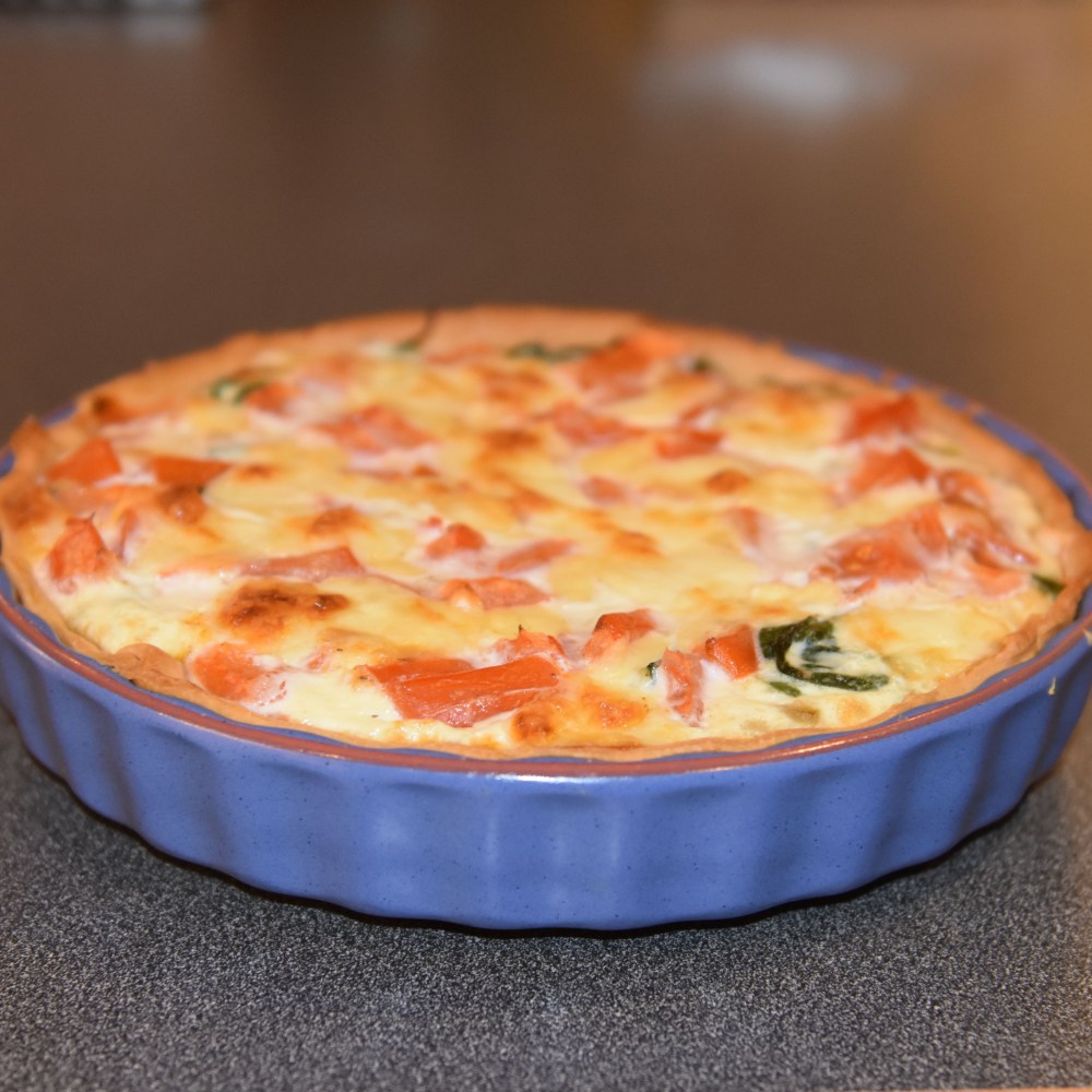 Pai med spinat, tomat, squach og mozarella Ingredienser: Bunn: 3 dl Hvetemel 100 g Smør 2-4 ss Kaldt vann Fyll: 4 Egg 3 dl Melk 1 ts Salt 1 krm Pepper 1 klype Muskatnøtt (revet) - valgfritt 1 pk Babyspinat ½ Løk (liten) ½ Squash 2 Tomater 1 pk Mozzarella 2 ss Parmesan (revet) 75 g Ost (revet)