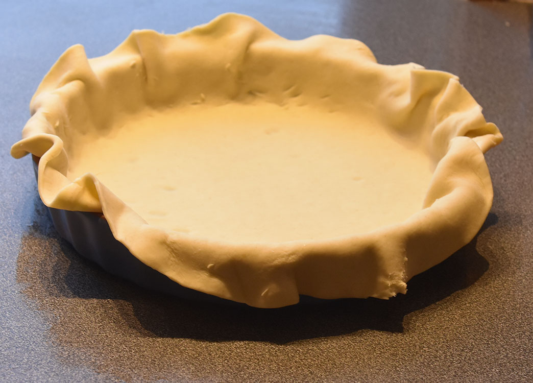 Ost- og skinkepai Ingredienser: Bunn: 3 dl Hvetemel 100 g Smør 2-4 ss Kaldt vann Fyll: 4 Egg 3 dl Melk 1 ts Salt 1 krm Pepper 150 g Skinke 100 g Ost (revet) 1 Mozzarella (i biter) 2 ss Parmesan