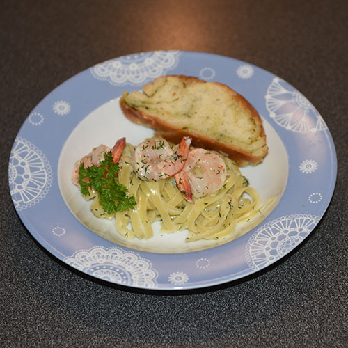 Pasta med reker og dill Ingredienser: 350 g Tagliatelle 175 g Rekeost (1 tube) ½ dl Fløte (eller melk) 3-4 ss Dill Reker/scampi Pepper (nykvernet) https://heidisboble.no/ @heidisboble