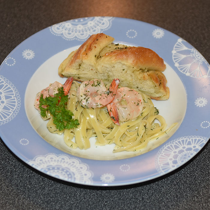 Pasta med reker og dill Ingredienser: 350 g Tagliatelle 175 g Rekeost (1 tube) ½ dl Fløte (eller melk) 3-4 ss Dill Reker/scampi Pepper (nykvernet)