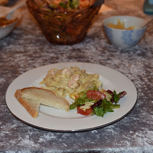 Pasta med reker og dill Ingredienser: 350 g Tagliatelle 175 g Rekeost (1 tube) ½ dl Fløte (eller melk) 3-4 ss Dill Reker/scampi Pepper (nykvernet)