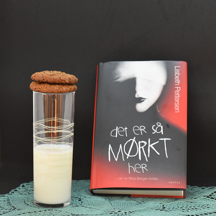 Pettersen, Lisbeth (2020) «Det er så Mørkt her», Olivia og  Amerikanske havrekjeks med sjokolade  Ingredienser  100 g	Margarin  100 g	Sukker (hvitt) 100 g	Brunsukker 1 	Egg  ½ ts	Vaniljeekstrakt 100 g	Havregryn 125 g	Hvetemel ½ ts	Natron  ½ ts	Bakepulver  ½ ts	Salt  50 g	Melkesjokolade - revet 115 g	Sjokoladebiter