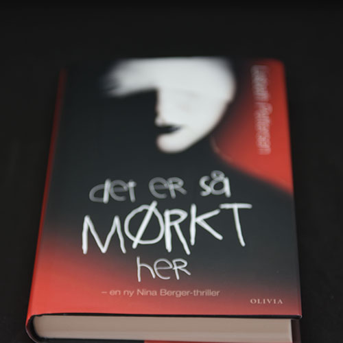 Pettersen, Lisbeth (2020) «Det er så Mørkt her», Olivia og Amerikanske havrekjeks med sjokolade Ingredienser 100 g Margarin 100 g Sukker (hvitt) 100 g Brunsukker 1 Egg ½ ts Vaniljeekstrakt 100 g Havregryn 125 g Hvetemel ½ ts Natron ½ ts Bakepulver ½ ts Salt 50 g Melkesjokolade - revet 115 g Sjokoladebiter