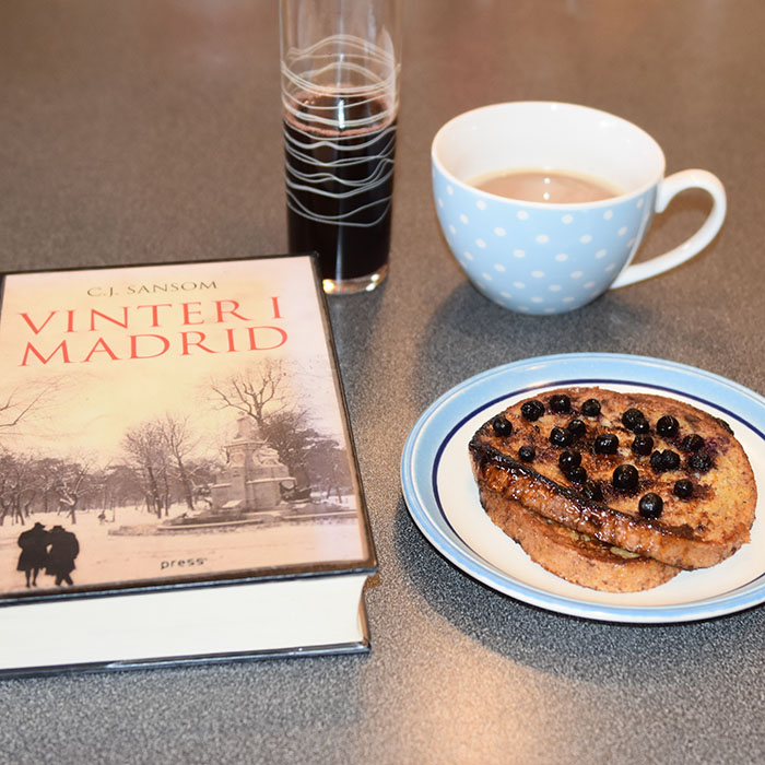 Sansom, C.J. (2005) «Vinter i Madrid», Forlaget Press og Arme riddere Arme riddere Ingredienser: 2-3 Brødskiver 1 Egg ½ dl Melk 1 ts Kanel 1 ts Sukker (valgfri) 1 ss Smør