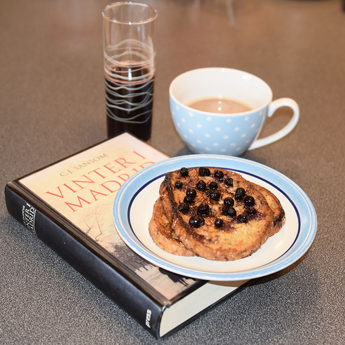 Sansom, C.J. (2005) «Vinter i Madrid», Forlaget Press og Arme riddere Arme riddere Ingredienser: 2-3 Brødskiver 1 Egg ½ dl Melk 1 ts Kanel 1 ts Sukker (valgfri) 1 ss Smør