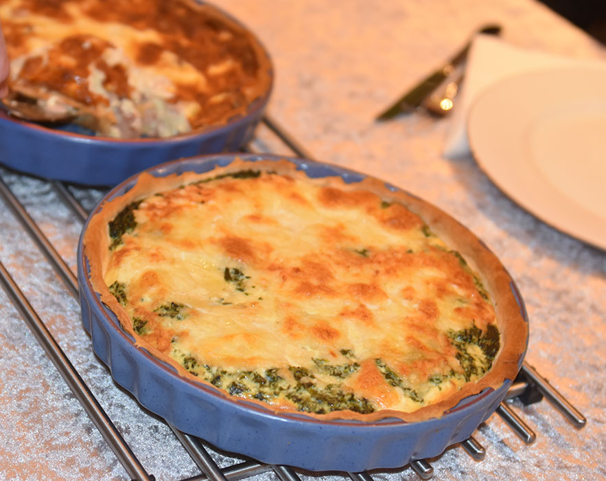 Spinatpai  Ingredienser:  Bunn:  3 dl	Hvetemel 100 g	Smør 2-4 ss	Kaldt vann  Fyll: 4	Egg 3 dl	Melk 1 ts	Salt 1 krm		Pepper 1 klype		Muskatnøtt (revet) - valgfritt 1 pk	Spinat (frossen) 1 	Løk (liten) 1 pk	Mozzarella 75 g		Ost (revet)