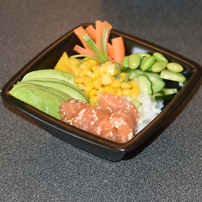 Pokebowl med laks  Ingredienser:  300 g	Sushi-ris ½ dl	Sushi- eddik  1 ts	Sukker 400 g	Laksefilet (salma) 1-2	Mango 3	Avokado 5	Vårløk 100 g	Edamame bønner  ½ 	Agurk 1	Gulrot  Marinade: 4 ss	Soyasaus  2 ss	Sesamolje  2 ss	Sesamfrø  1 ts	Chilisaus