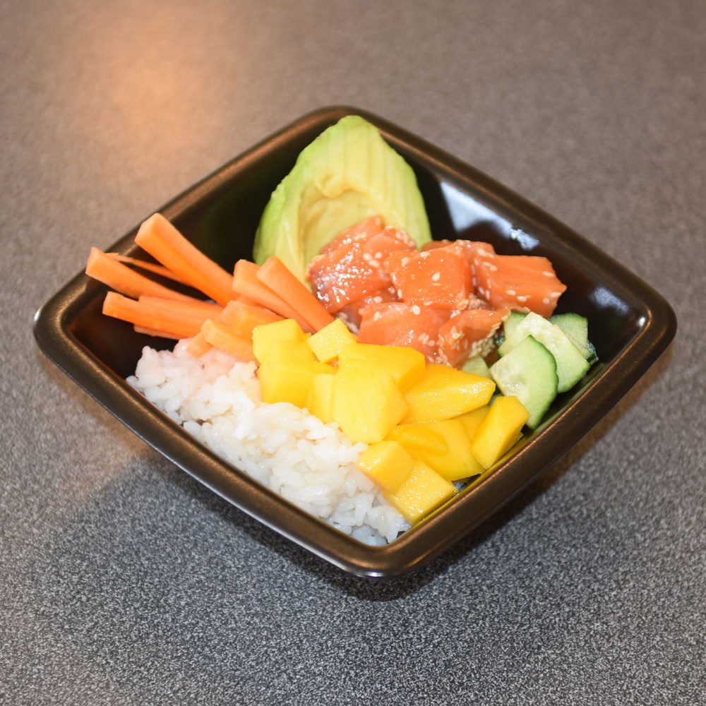 Pokebowl med laks Ingredienser: 300 g Sushi-ris ½ dl Sushi- eddik 1 ts Sukker 400 g Laksefilet (salma) 1-2 Mango 3 Avokado 5 Vårløk 100 g Edamame bønner ½ Agurk 1 Gulrot Marinade: 4 ss Soyasaus 2 ss Sesamolje 2 ss Sesamfrø 1 ts Chilisaus