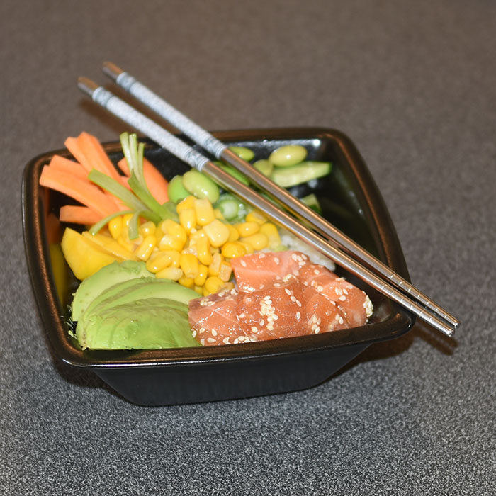 Pokebowl med laks Ingredienser: 300 g Sushi-ris ½ dl Sushi- eddik 1 ts Sukker 400 g Laksefilet (salma) 1-2 Mango 3 Avokado 5 Vårløk 100 g Edamame bønner ½ Agurk 1 Gulrot Marinade: 4 ss Soyasaus 2 ss Sesamolje 2 ss Sesamfrø 1 ts Chilisaus