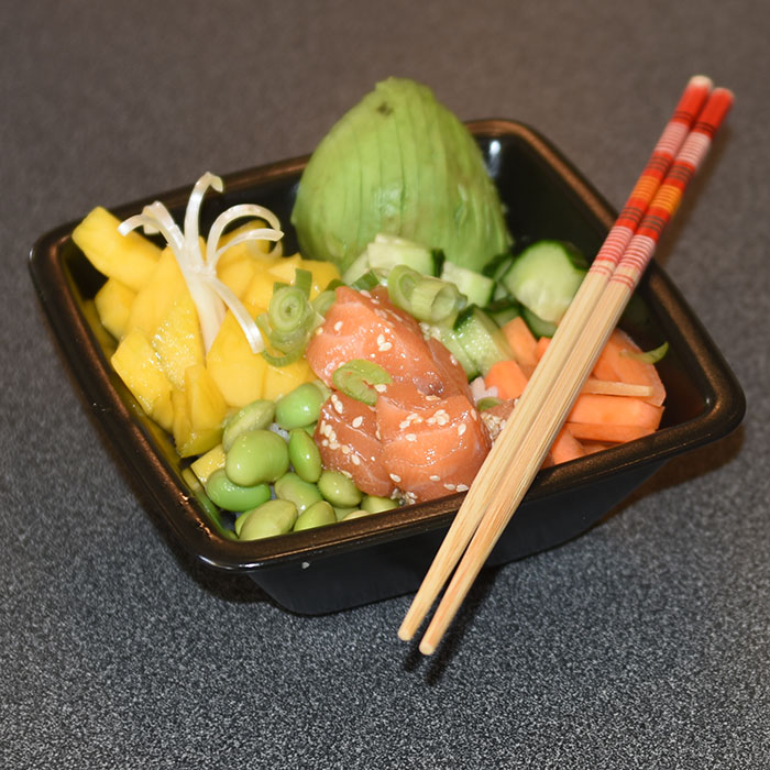 Pokebowl med laks Ingredienser: 300 g Sushi-ris ½ dl Sushi- eddik 1 ts Sukker 400 g Laksefilet (salma) 1-2 Mango 3 Avokado 5 Vårløk 100 g Edamame bønner ½ Agurk 1 Gulrot Marinade: 4 ss Soyasaus 2 ss Sesamolje 2 ss Sesamfrø 1 ts Chilisaus