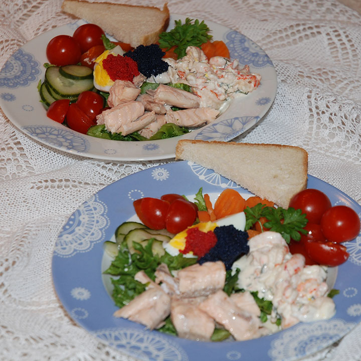 Salat med laks Ingredienser: Blandet salat Gulrot (kokt eller rå) Agurk Cherry tomater Egg (kokte) Laks Reker Rogn / ishavskaviar Dressing 2 dl Rømme 2 ss Majones 1 ts Sennep ½ ts Søt chilisaus 2 ss Rødløk (finhakket) 2 ss Dill (finhakket) 2 ts Sitronskall (finraspet) Salt, pepper, sitronsaft