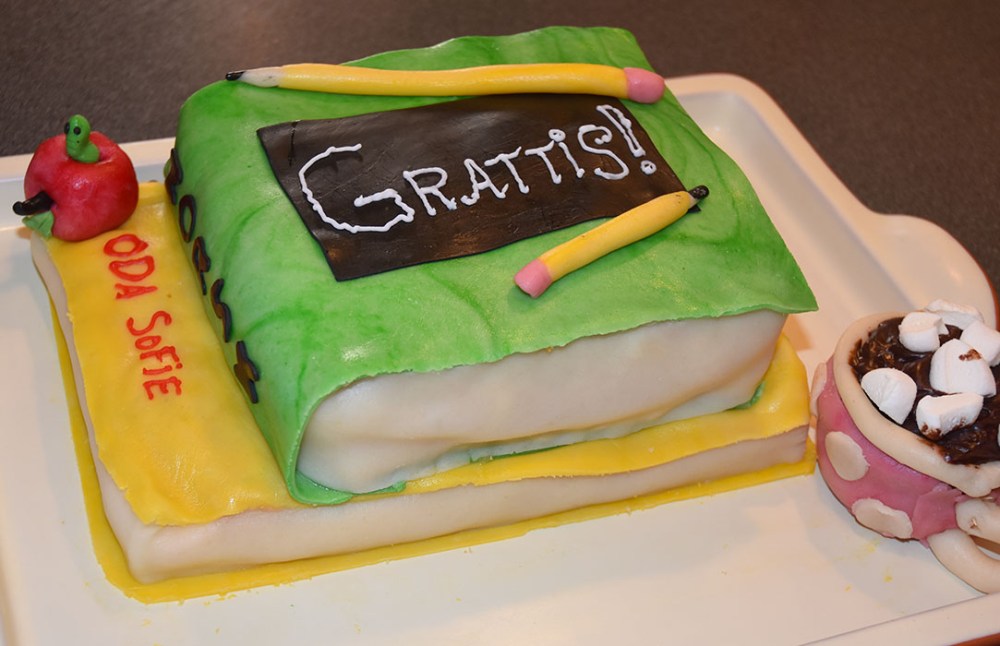 Bokkake Ingredienser bunn (lag to): 2 Egg 180 g Sukker 125 g Hvetemel 1 ½ ts Bakepulver 2 ts Vaniljesukker 1 dl Kokende vann Pynt og fyll: Vaniljekrem (for oppskrift trykk her) Bringebærsyltetøy 1 dl Kremfløte 500 g Marsipan Melis Marispanrose