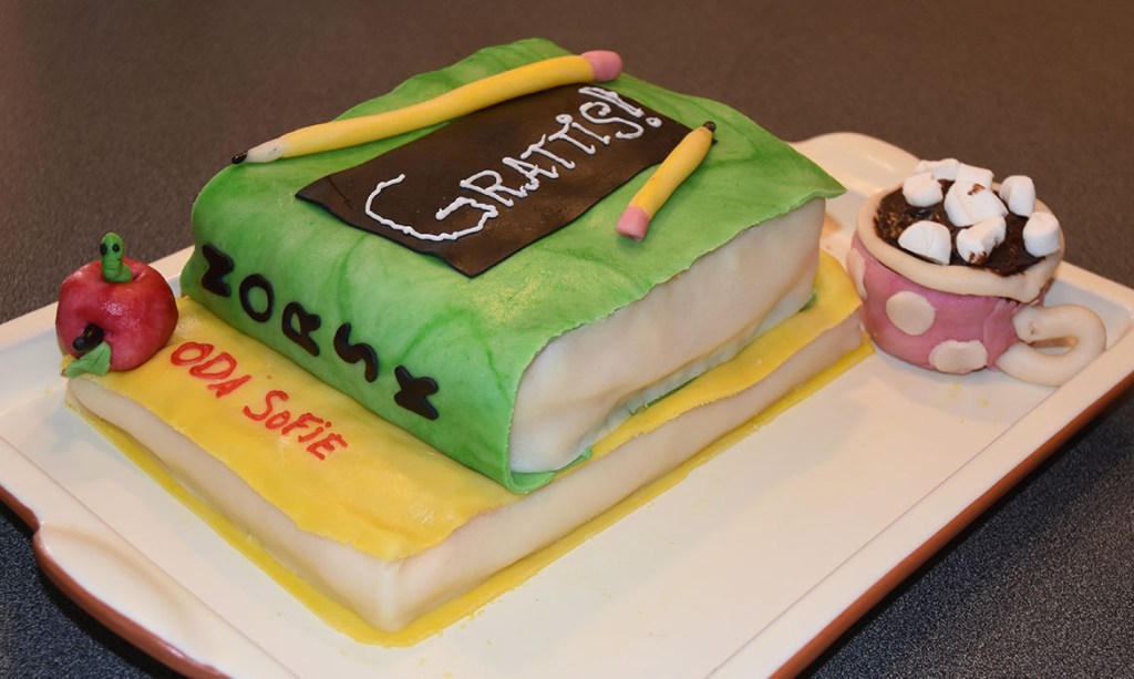 Bokkake Ingredienser bunn (lag to): 2 Egg 180 g Sukker 125 g Hvetemel 1 ½ ts Bakepulver 2 ts Vaniljesukker 1 dl Kokende vann Pynt og fyll: Vaniljekrem (for oppskrift trykk her) Bringebærsyltetøy 1 dl Kremfløte 500 g Marsipan Melis Marispanrose