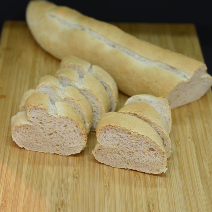 Lyse baguetter Ingredienser: Dag 1: 135 g Hvetemel 1 ½ dl Vann (kaldt) 1 g Gjær (fersk- som en ert) Dag 2: 1 kg Hvetemel 2 ss Olje (raps) 2 ts Salt 20 g Gjær 5 dl Vann