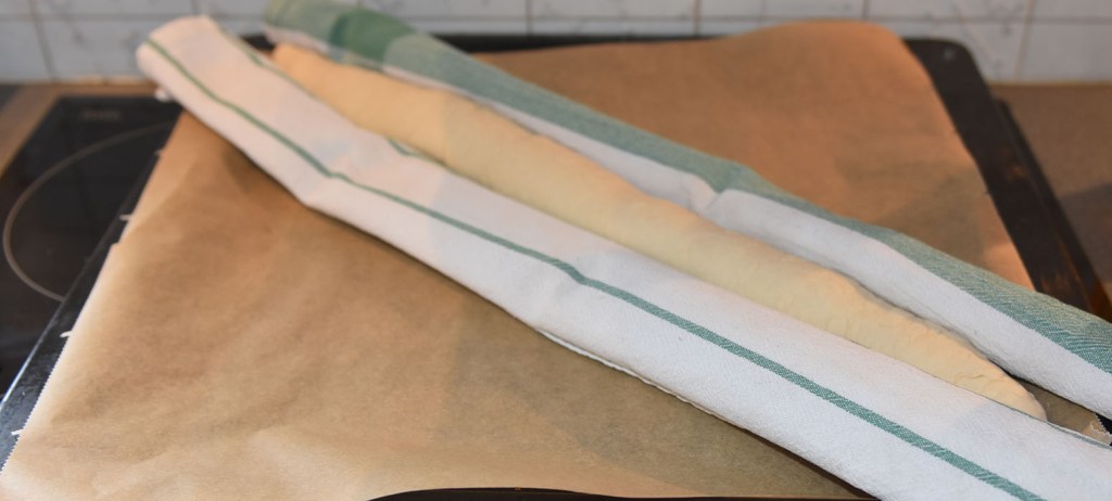 Lyse baguetter Ingredienser: Dag 1: 135 g Hvetemel 1 ½ dl Vann (kaldt) 1 g Gjær (fersk- som en ert) Dag 2: 1 kg Hvetemel 2 ss Olje (raps) 2 ts Salt 20 g Gjær 5 dl Vann