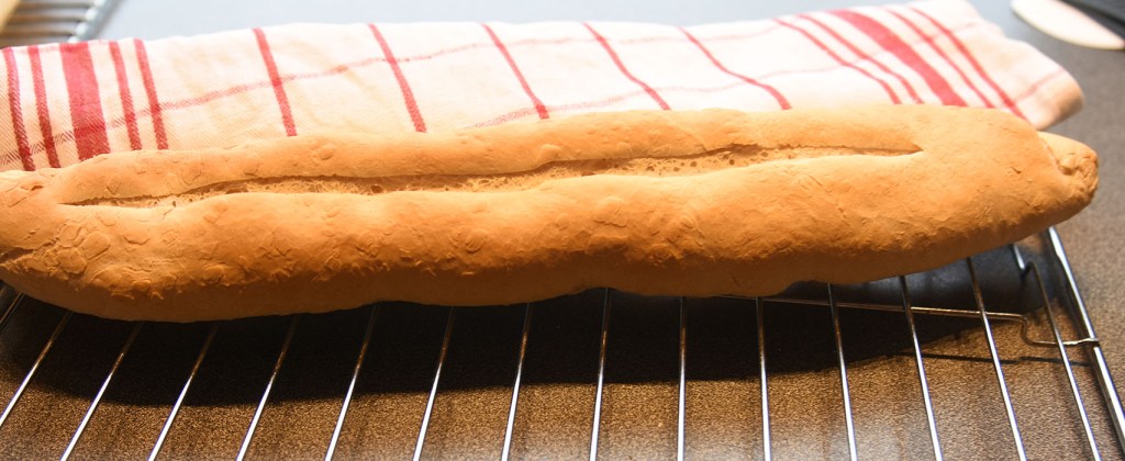 Lyse baguetter Ingredienser: Dag 1: 135 g Hvetemel 1 ½ dl Vann (kaldt) 1 g Gjær (fersk- som en ert) Dag 2: 1 kg Hvetemel 2 ss Olje (raps) 2 ts Salt 20 g Gjær 5 dl Vann