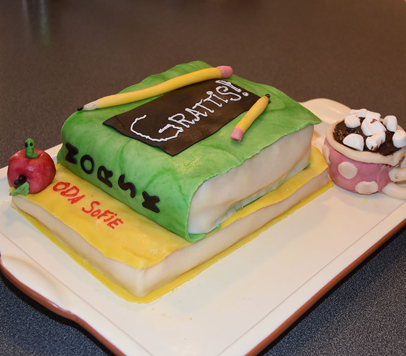 Bokkake Ingredienser bunn (lag to): 2 Egg 180 g Sukker 125 g Hvetemel 1 ½ ts Bakepulver 2 ts Vaniljesukker 1 dl Kokende vann Pynt og fyll: Vaniljekrem (for oppskrift trykk her) Bringebærsyltetøy 1 dl Kremfløte 500 g Marsipan Melis Marispanrose