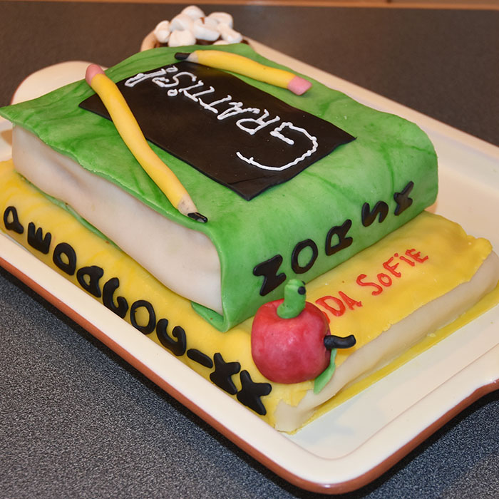 Bokkake Ingredienser bunn (lag to): 2 Egg 180 g Sukker 125 g Hvetemel 1 ½ ts Bakepulver 2 ts Vaniljesukker 1 dl Kokende vann Pynt og fyll: Vaniljekrem (for oppskrift trykk her) Bringebærsyltetøy 1 dl Kremfløte 500 g Marsipan Melis Marispanrose