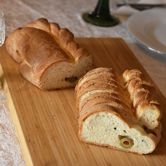 Brød med oliven Ingredienser: ½ pk Gjær 2 ½ dl Yoghurt naturell ½ ts Salt 2 ss Olje (oliven) 5 ½ dl Hvetemel 2 ss Smør (smeltet) Fyll 100 g Oliven