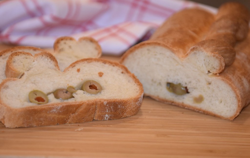 Brød med oliven Ingredienser: ½ pk Gjær 2 ½ dl Yoghurt naturell ½ ts Salt 2 ss Olje (oliven) 5 ½ dl Hvetemel 2 ss Smør (smeltet) Fyll 100 g Oliven