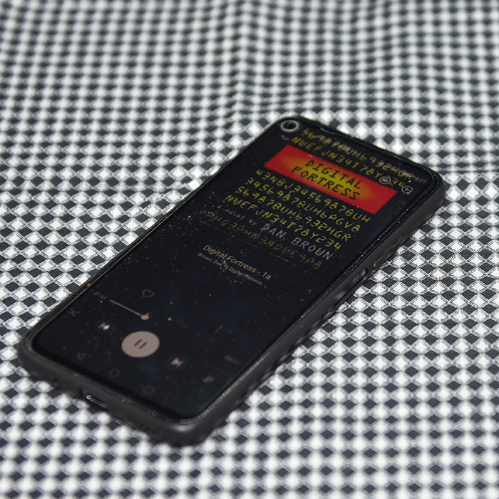 Brown, Dan (2004) «Digital Fortress», Macmillan Audio og Dalgona Kaffe Ingredienser: 1 ss Pulverkaffe 1 ss Sukker 1 ½ ss Vann (kokende) 1½ - 2 dl Melk 3-5 Isbiter