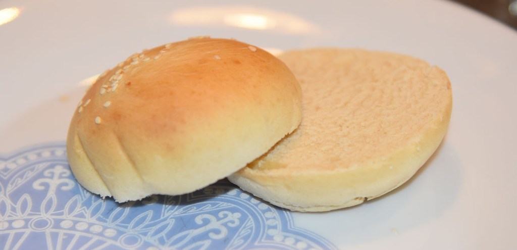 Hamburgerbrød i en fei – Slidersbrød Ingredienser 2 ts Tørrgjær 2 ½ dl Vann (lunkent) ½ dl Olje (raps) 2 ss Sukker 1 Egg 1 ts Salt 7 ½ - 8 dl Hvetemel 2 ss Sesamfrø