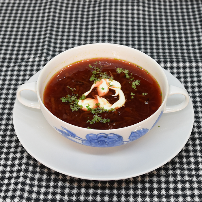 Rødbetsuppe med røde linser Ingredienser: 4 Rødbeter 3 Løk 2 Gulrøtter 1 ½ dl Røde linser (tørkete) 1 ½ l Vann 4 terninger Grønnsaksbuljong 1 Laubærblad Salt, pepper Tilbehør: Rømme, Persille (hakket)