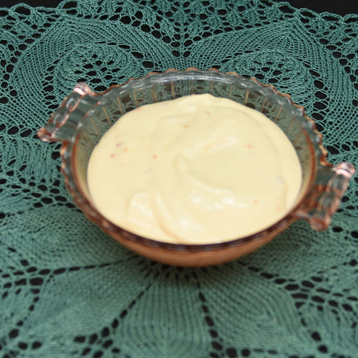 Chilimajones: 2 dl Majones 1 ss Rømme 2 ts Sursøt-chilisaus 1 ts Sitronsaft Salt og pepper