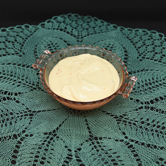 Chilimajones: 2 dl Majones 1 ss Rømme 2 ts Sursøt-chilisaus 1 ts Sitronsaft Salt og pepper