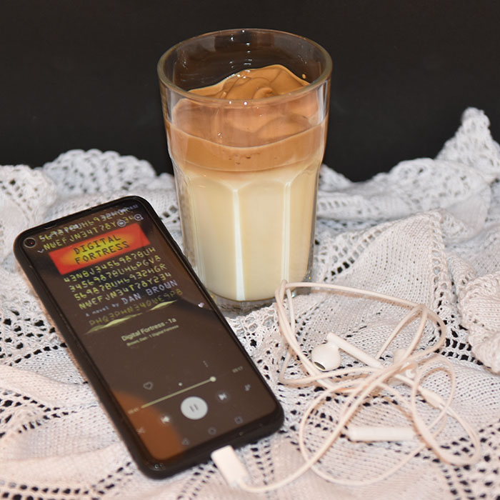 Brown, Dan (2004) «Digital Fortress», Macmillan Audio og Dalgona Kaffe Ingredienser: 1 ss Pulverkaffe 1 ss Sukker 1 ½ ss Vann (kokende) 1½ - 2 dl Melk 3-5 Isbiter