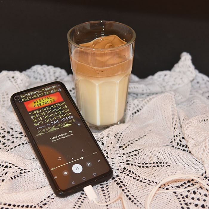 Brown, Dan (2004) «Digital Fortress», Macmillan Audio og Dalgona Kaffe Ingredienser: 1 ss Pulverkaffe 1 ss Sukker 1 ½ ss Vann (kokende) 1½ - 2 dl Melk 3-5 Isbiter