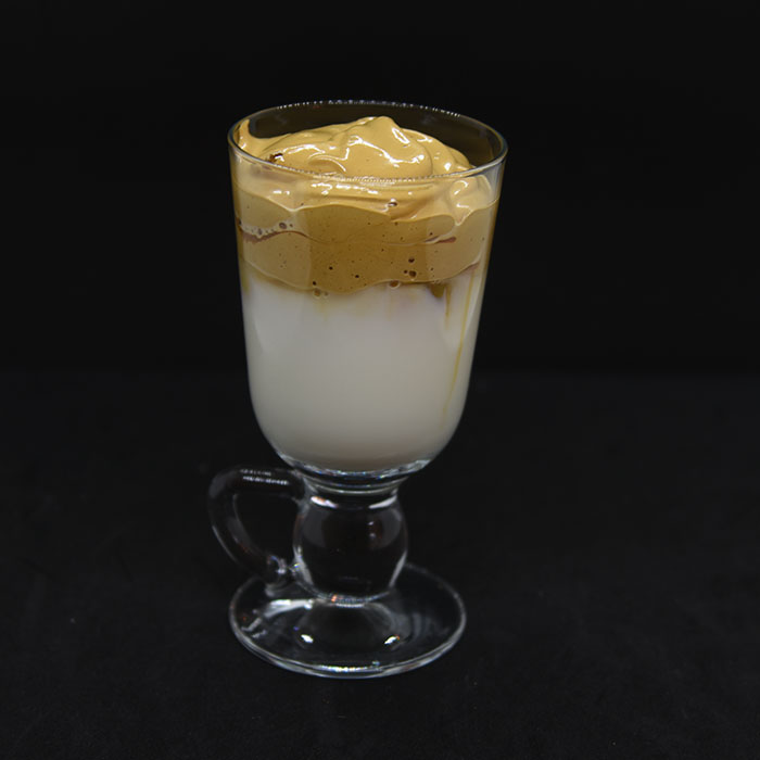 Dalgona Kaffe Ingredienser: 1 ss Pulverkaffe 1 ss Sukker 1 ½ ss Vann (kokende) 1½ - 2 dl Melk 3-5 Isbiter