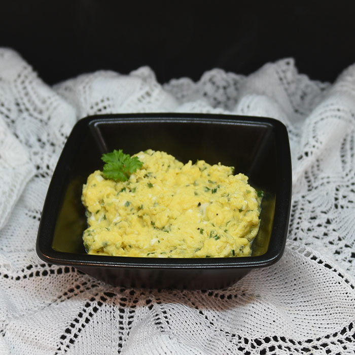 Eggerøre Ingredienser: ½ - 1 ss Smør 3 Egg 3 ss Melk (eller vann) 1 ss Gressløk (hakket) - valgfritt 1 ss Persille (hakket) - valgfritt Salt og pepper