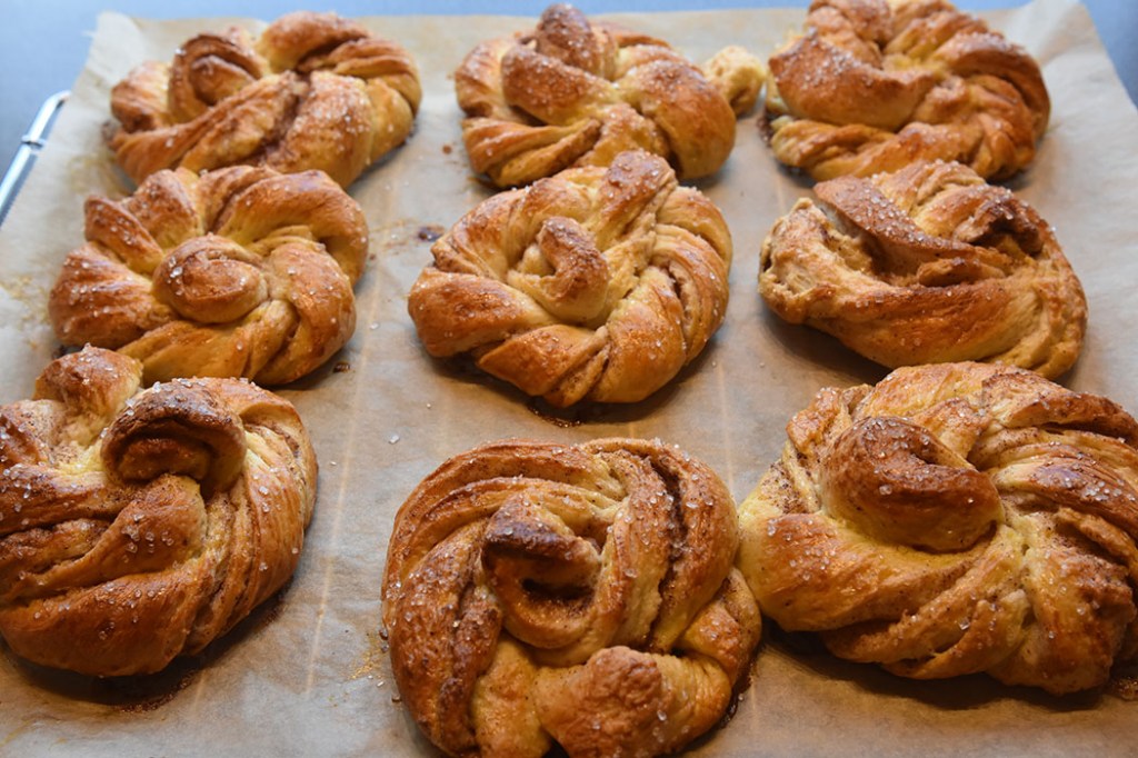 Fies Kanelsnurrer Ingredienser: 1 pk Gjær 5 dl Melk 1 Egg 1 kg Hvetemel 150 g Sukker 2 ts Kardemomme 1 ts Salt 150 g Smør (romtemperert) Fyll og pynt: 100 g Smør Sukker og kanel Egg til pensling Perlesukker