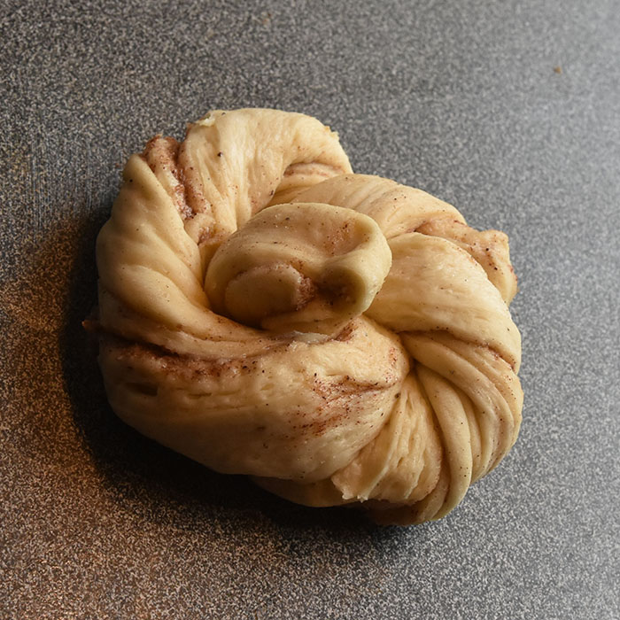 Fies Kanelsnurrer Ingredienser: 1 pk Gjær 5 dl Melk 1 Egg 1 kg Hvetemel 150 g Sukker 2 ts Kardemomme 1 ts Salt 150 g Smør (romtemperert) Fyll og pynt: 100 g Smør Sukker og kanel Egg til pensling Perlesukker